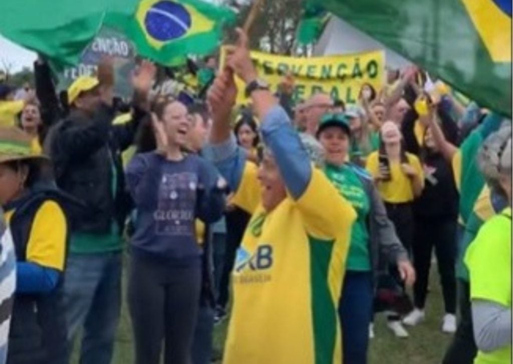 Bolsonaristas Se Re Nem Em Frente A Base A Rea De An Polis E Pedem Por