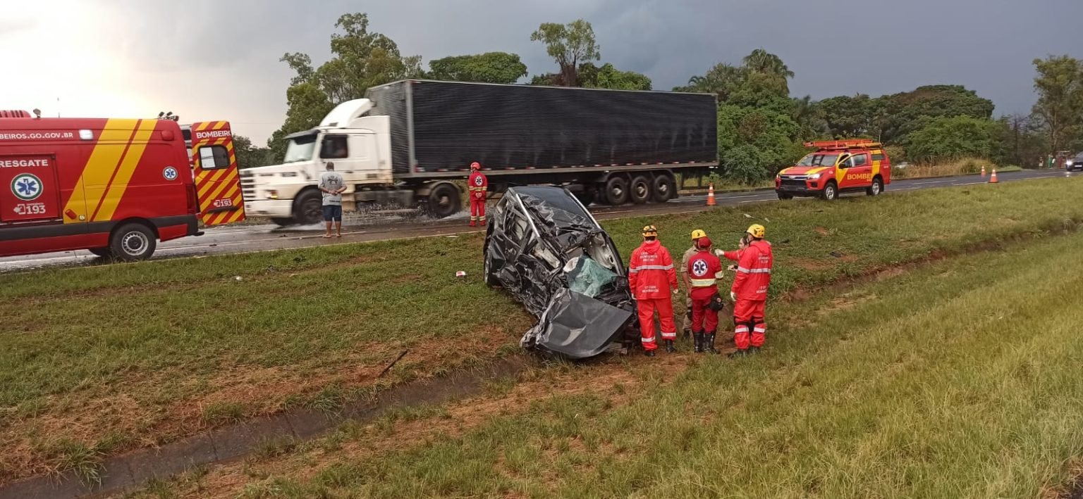 Homem Morre Ap S Colis O Misteriosa Entre Carro E Caminh O Na Br