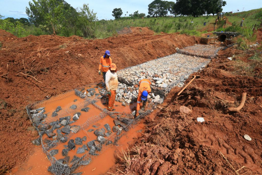 Goinfra em trabalho de correção de erosão no anel viário do DAIA. (Foto: André Costa)