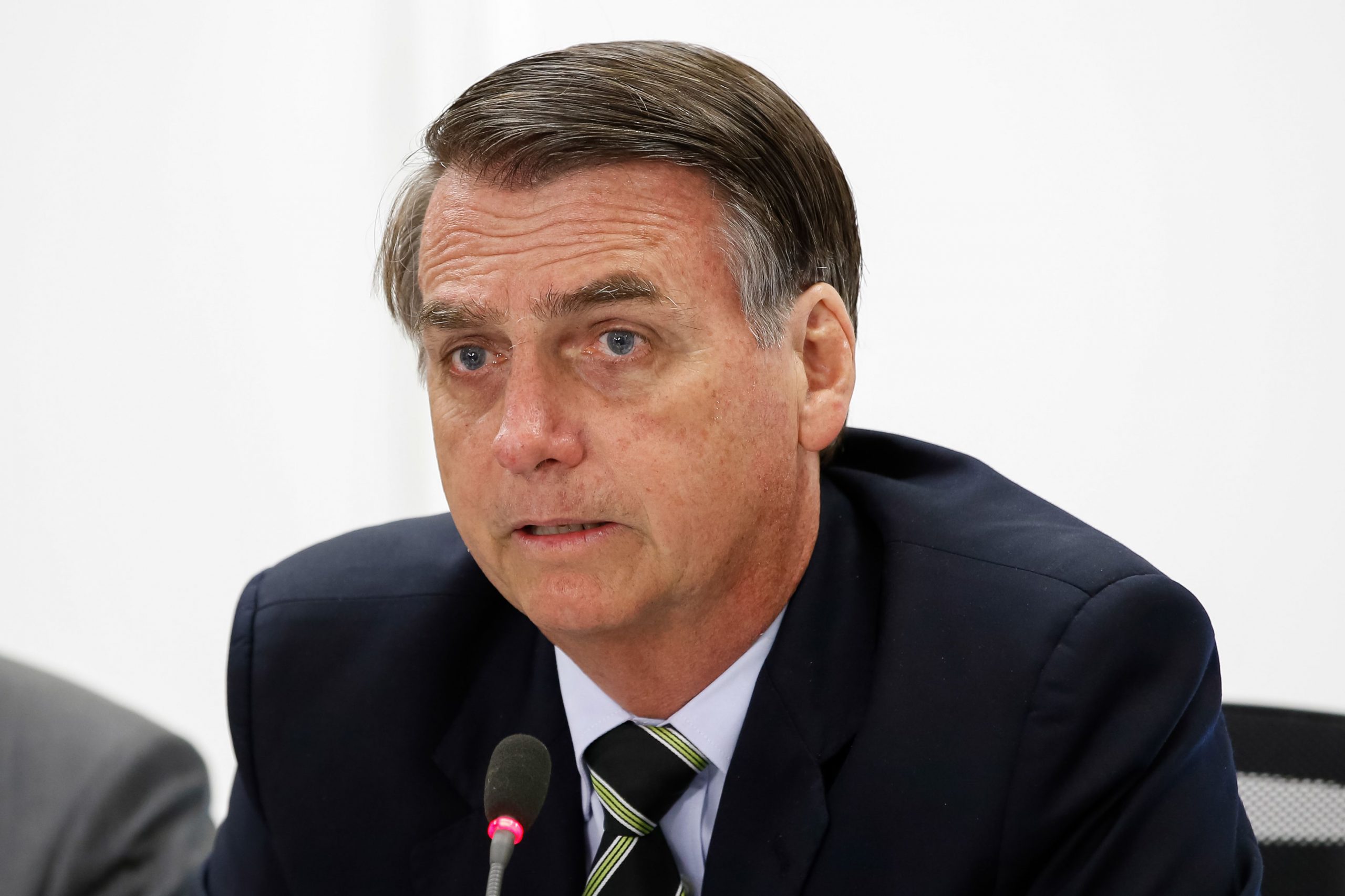 Bolsonaro faz apelo a caminhoneiro contra greve