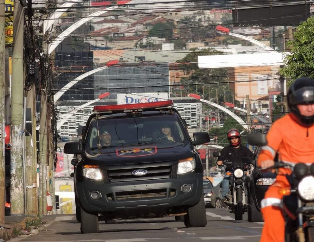 Homem coloca culpa na amante e ambos são presos por tráfico de drogas em Anápolis