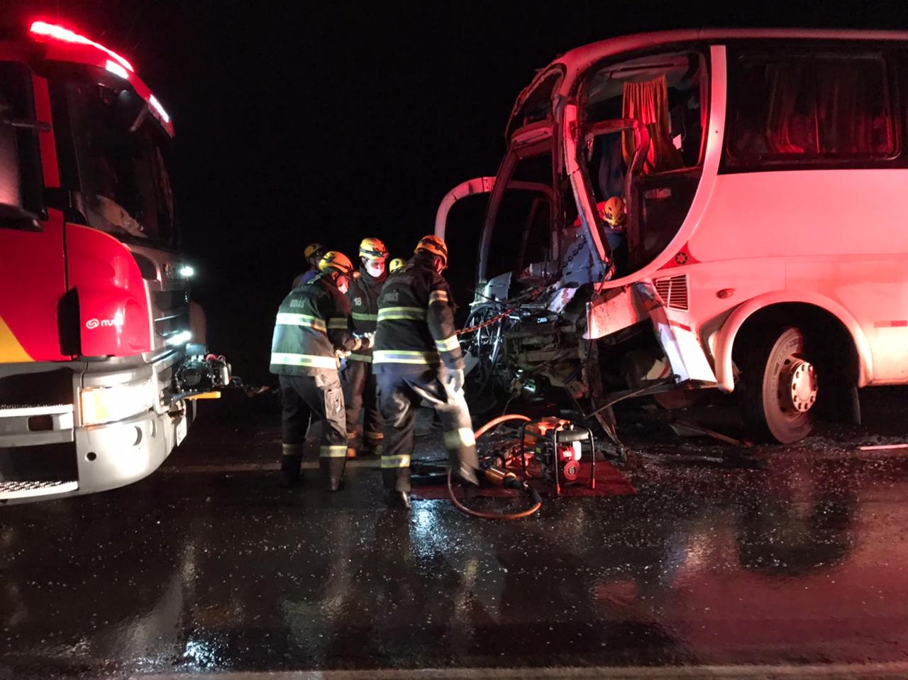 Os detalhes do acidente entre ônibus e carreta na BR-060, em Anápolis