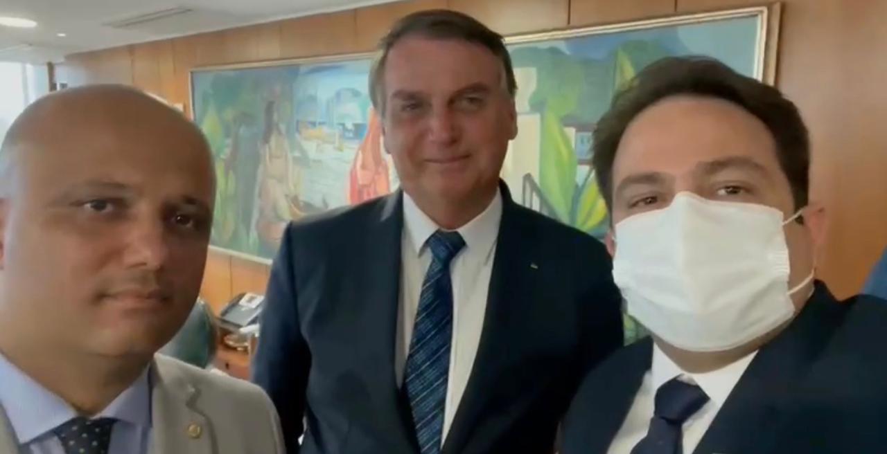 Único com máscara, Roberto grava vídeo com Bolsonaro e faz promessa ao presidente