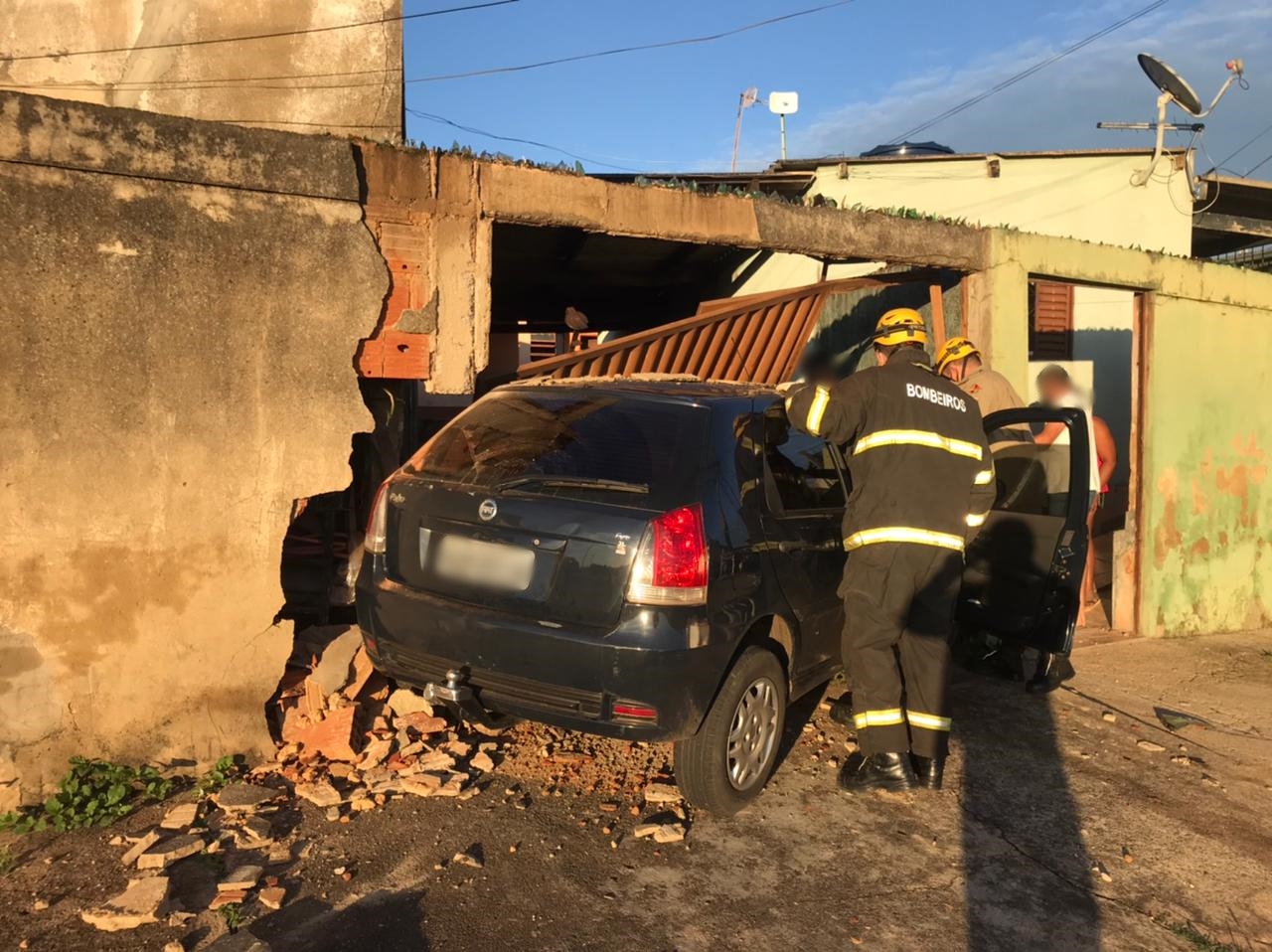 Técnico de enfermagem é levado para o HUANA após se envolver em acidente