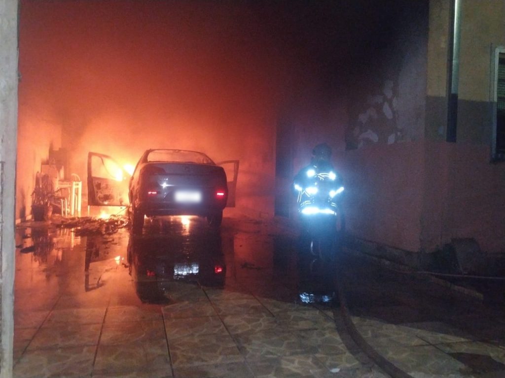 Após procedimento comum, carro pega fogo e fica totalmente destruído em Anápolis