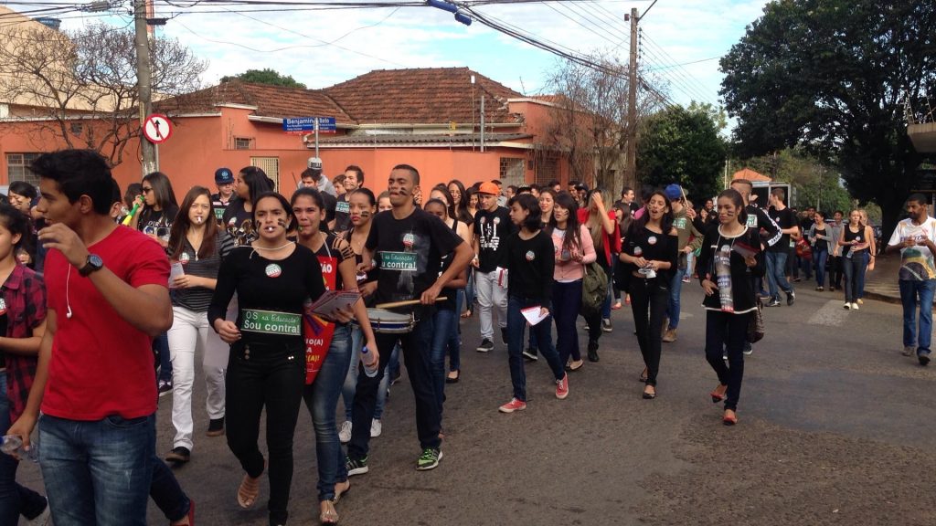 Caminhada em defesa da educação reúne cerca de 300 pessoas em Anápolis