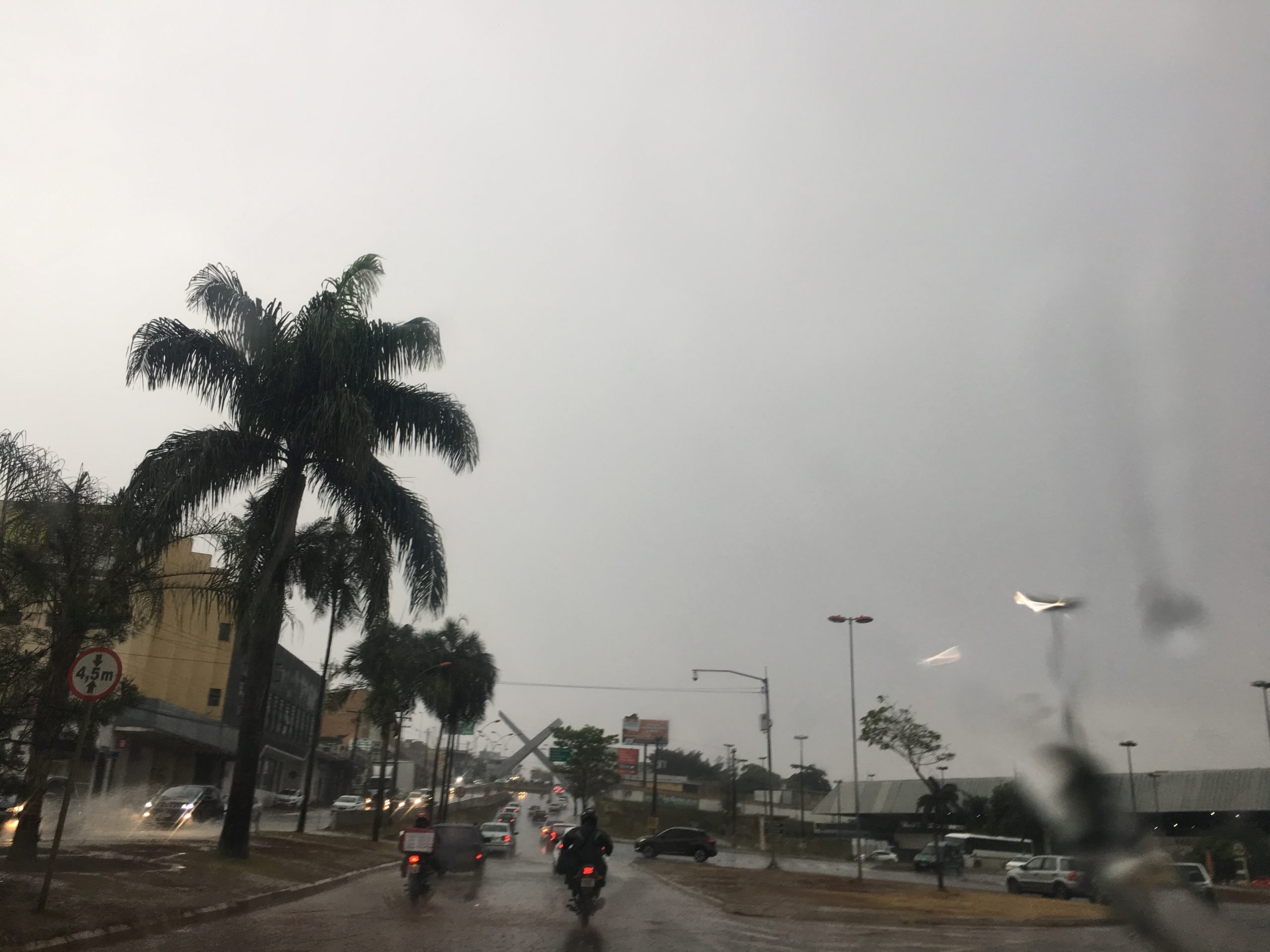 Chuva com ventania em Anápolis continua e população precisa tomar cuidados