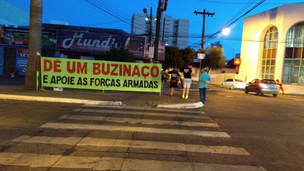 Grupo de Anápolis vai para rua e pede ‘buzinaço’ pela intervenção militar