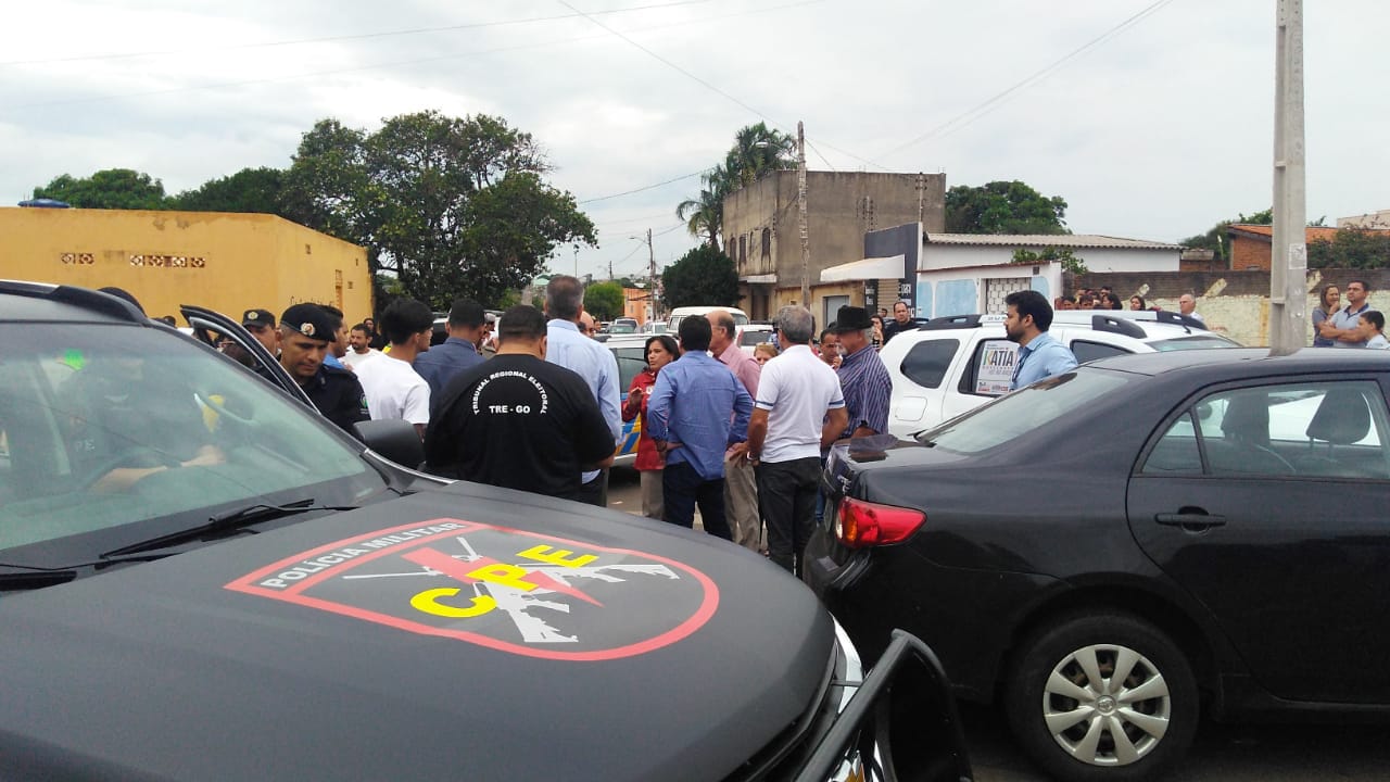 Rubens Otoni se envolve em confusão na porta de escola no bairro de Lourdes