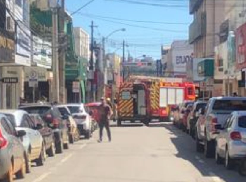 Incêndio faz bombeiros isolarem rua movimentada no Centro de Anápolis