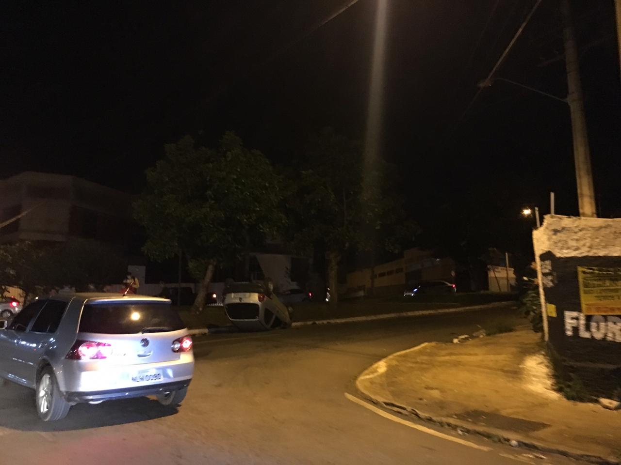 Motorista perde controle e carro capota no Centro de Anápolis