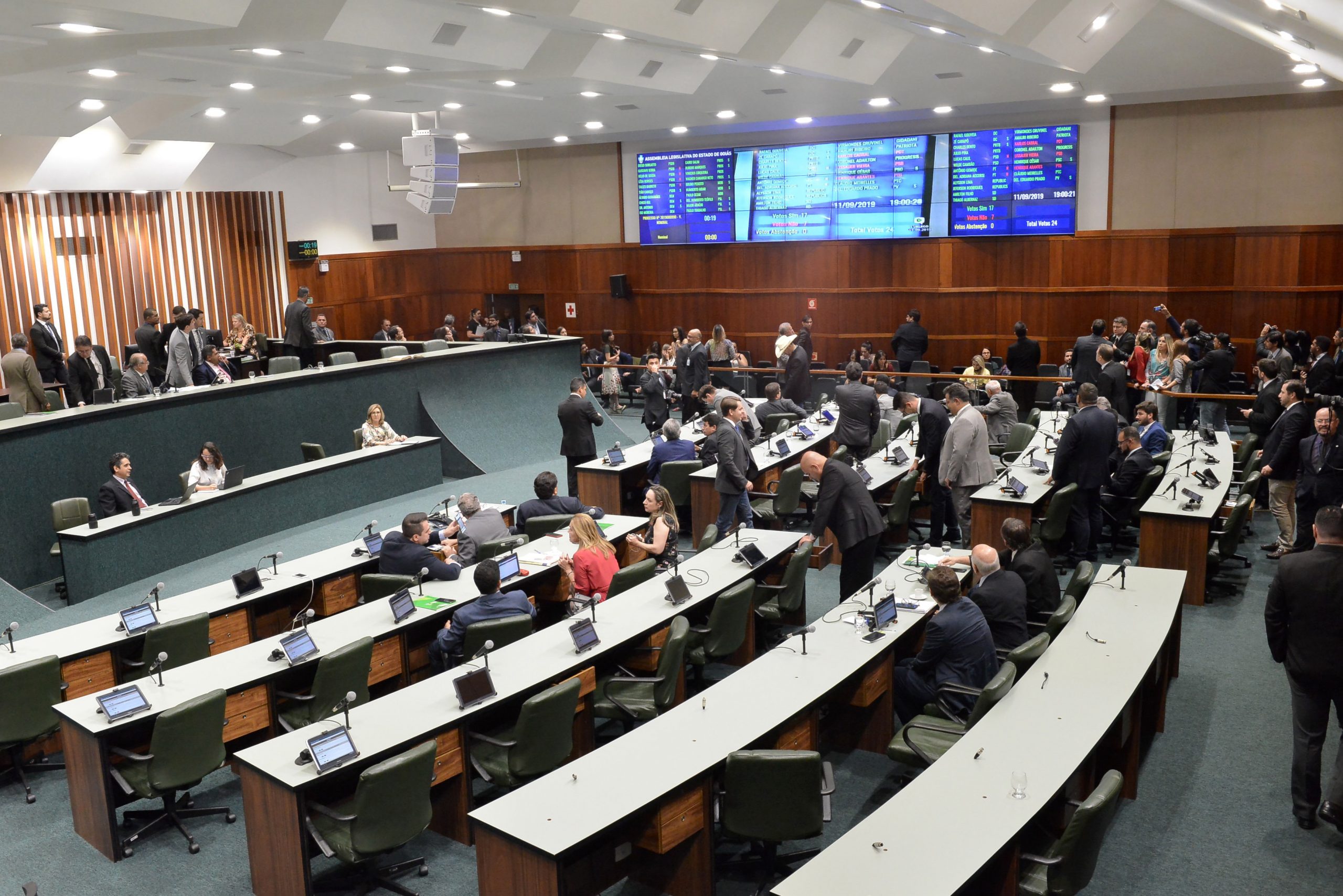 PEC da Educação uso de depósitos judiciais pelo Governo são aprovados na Alego