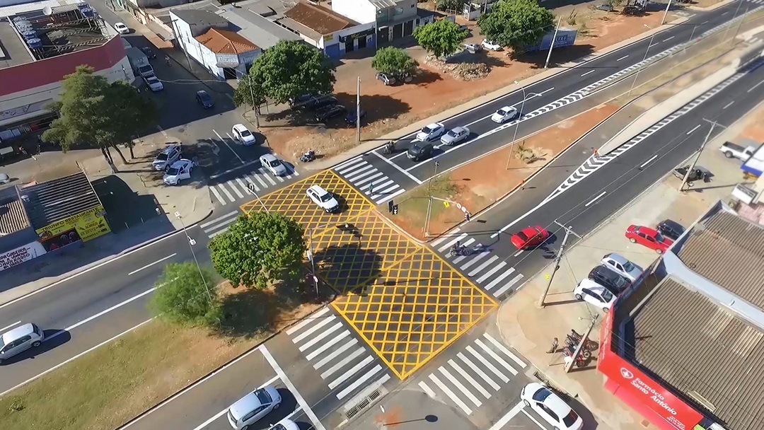 Motociclista colide com caminhão na Avenida Brasil Norte e é levado para o HUANA