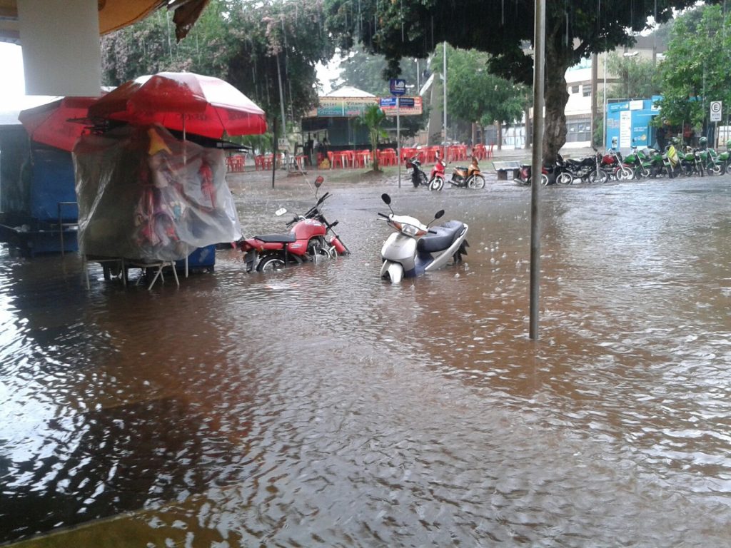 Chuva deixa região central de Anápolis inundada