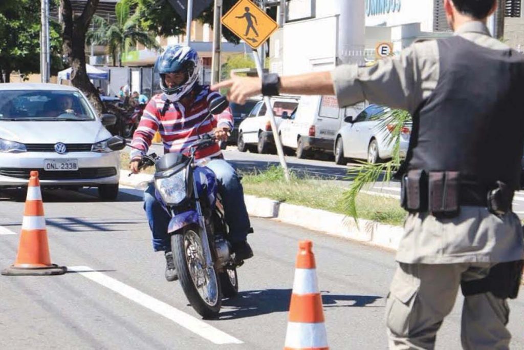 Motociclista é multado por usar fone de ouvido dentro do capacete e denuncia guarda de trânsito; veja o que diz a lei
