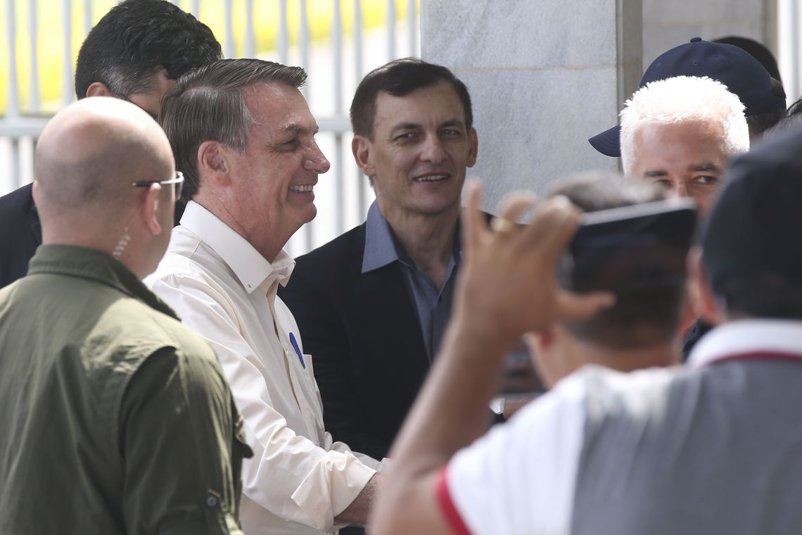 Até Jair Bolsonaro faz aposta na Mega da Virada