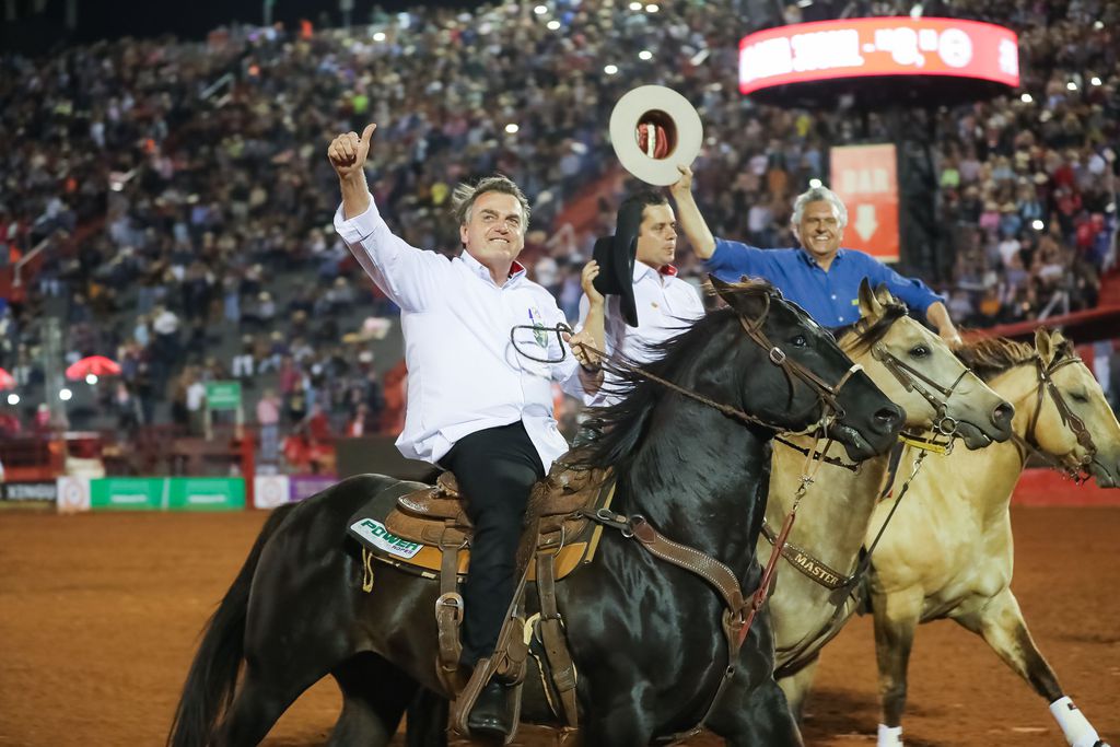 Ao lado de Caiado em Barretos, Bolsonaro assina decreto sobre uso de animais em rodeios