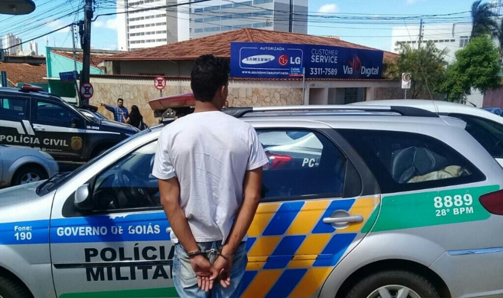 Fingindo estar armado, homem tenta invadir colégio estadual em Anápolis