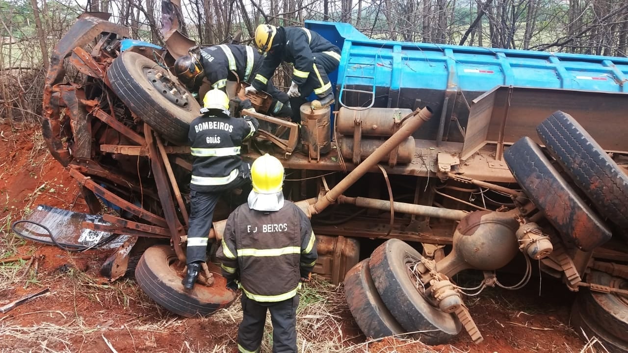 Caminhão caçamba capota na GO 560, entre Anápolis e Joanápolis