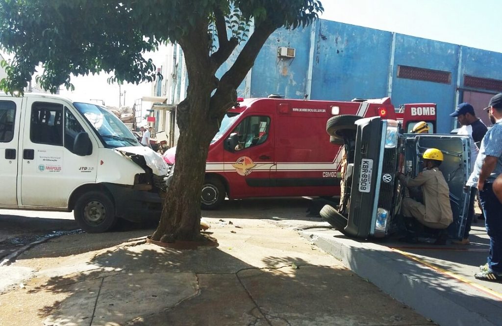 Carro capota após colidir com Van da Prefeitura de Anápolis, no Jundiaí Industrial