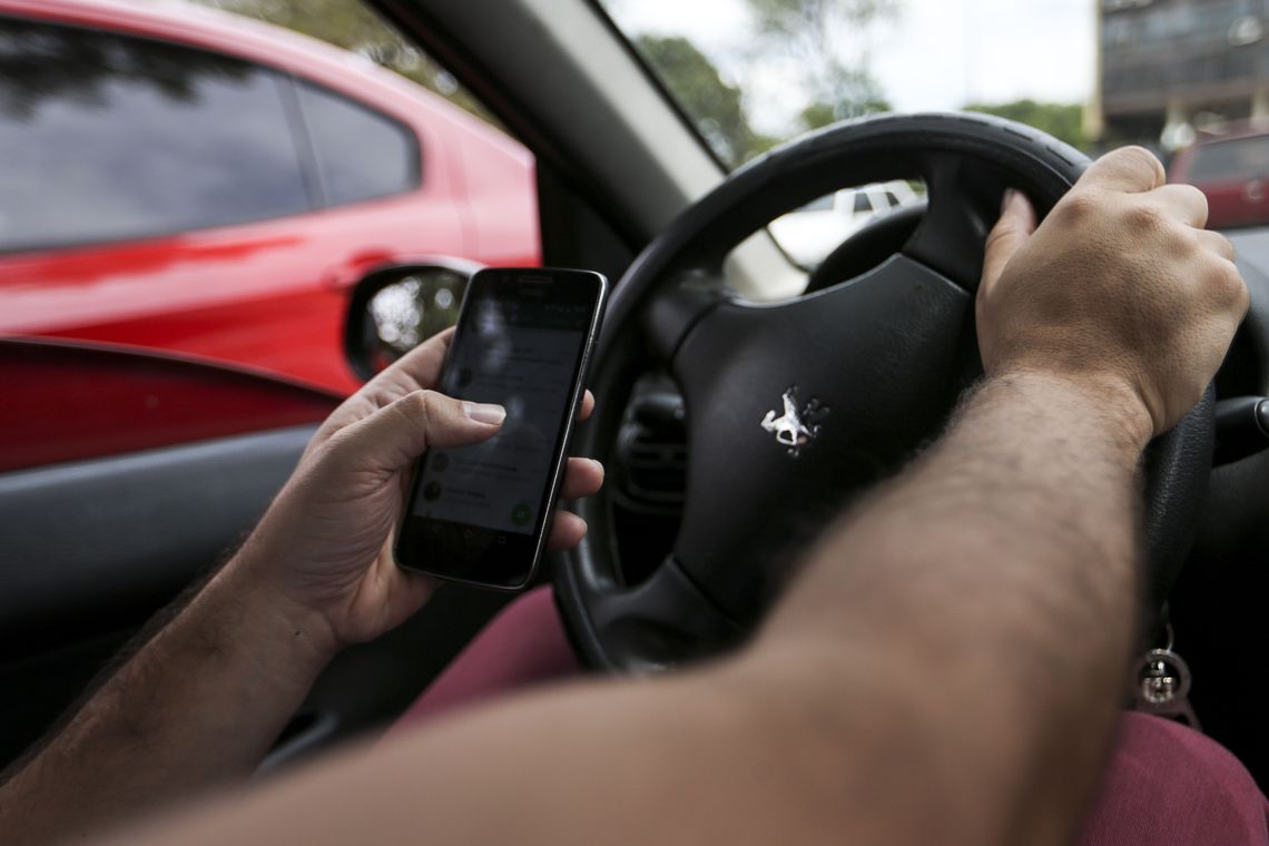 Multas por uso de celular ao volante registram crescimento impressionante em 2018