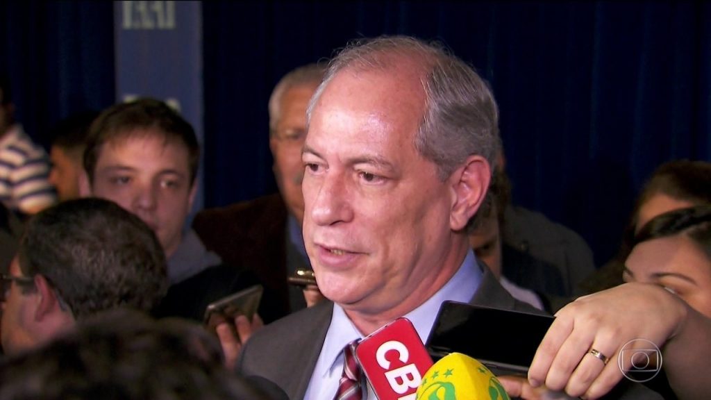 Lula está destruindo todos os partidos que possam fazer sombra a ele, diz Ciro Gomes