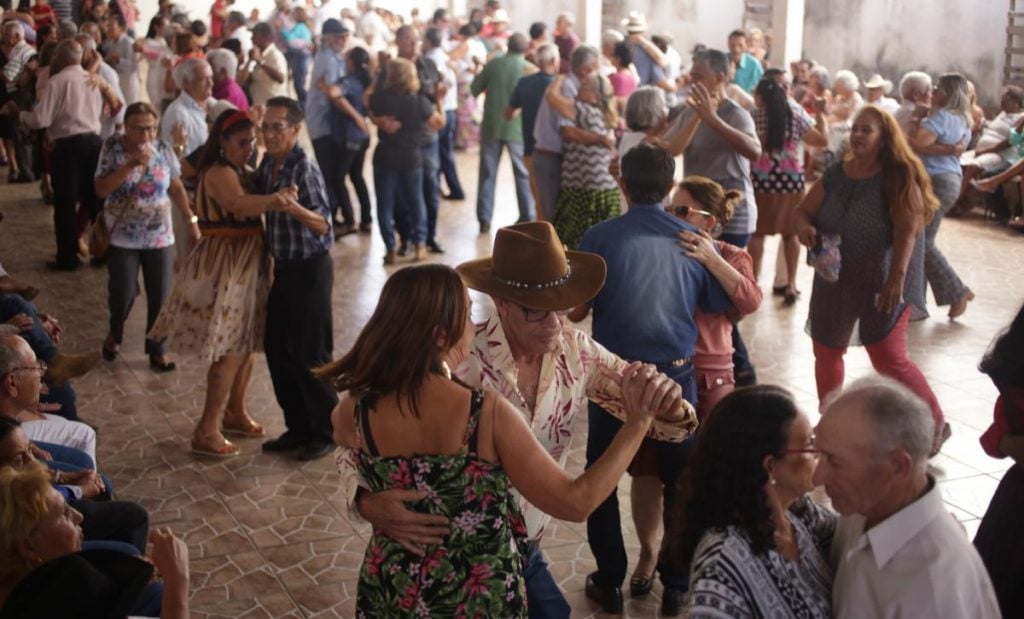 Idosos ganham festa antecipada de Dia dos Pais em Anápolis