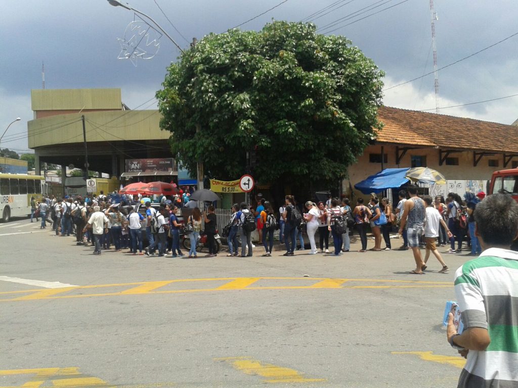 No 2º dia de operação, estudantes enfrentam filas enormes para comprar vale transporte da Urban