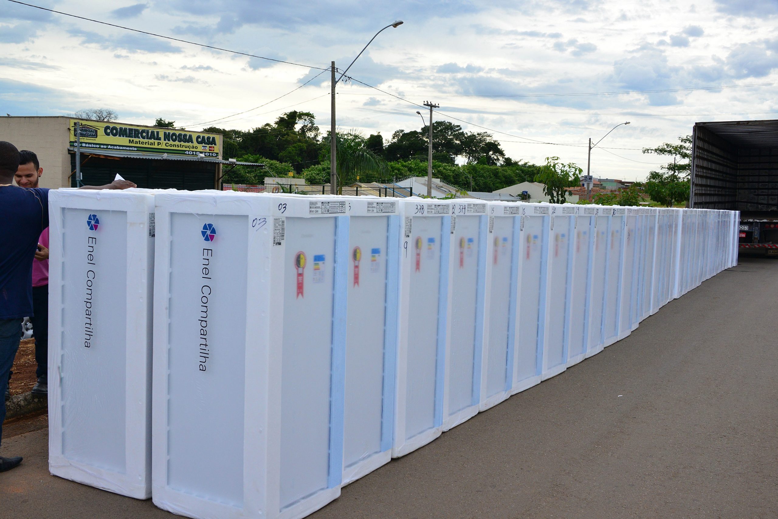 Enel vai trocar lâmpadas e sortear mais 100 geladeiras novas em Anápolis