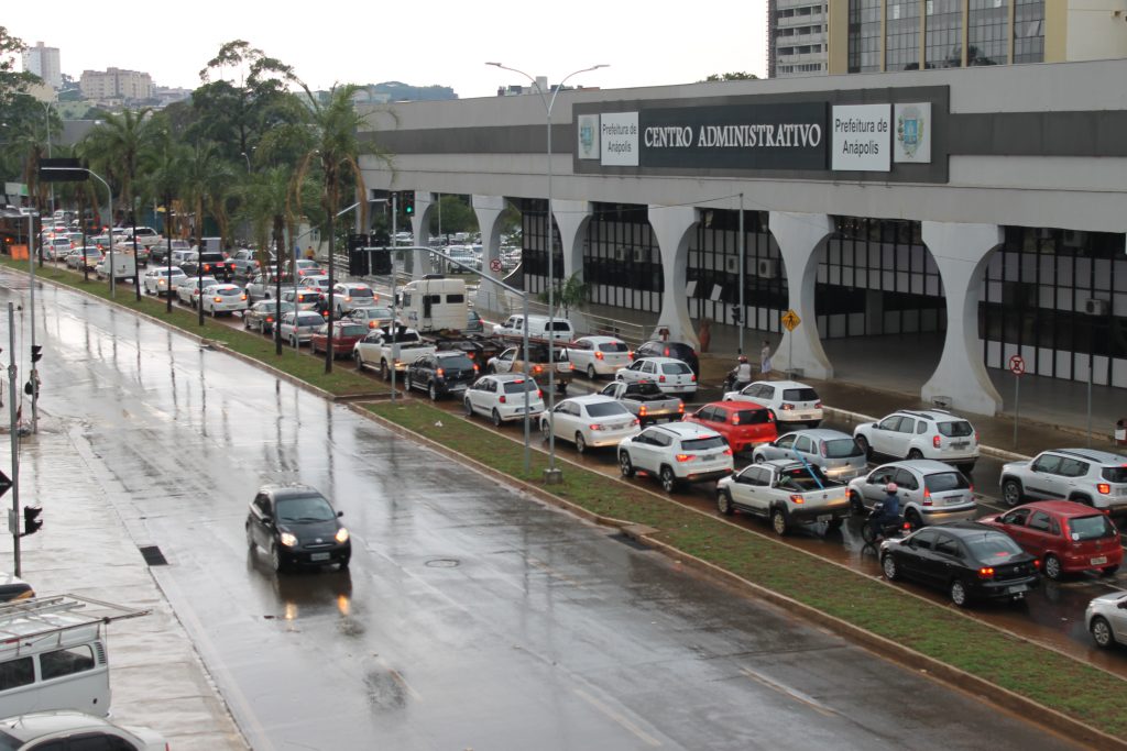 Interdição para obra de emergência causa mega congestionamento na Brasil Sul