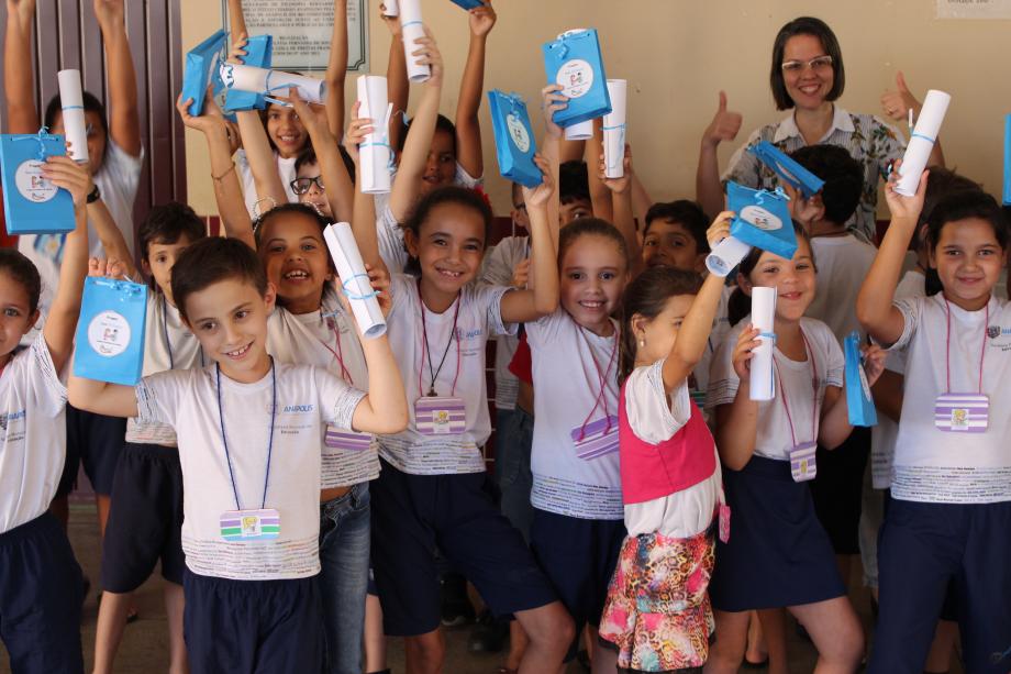 Estudantes da rede municipal de Anápolis aprendem Libras para ajudar colega surda