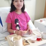 Maria Julia recebendo cafe da manha no hospital