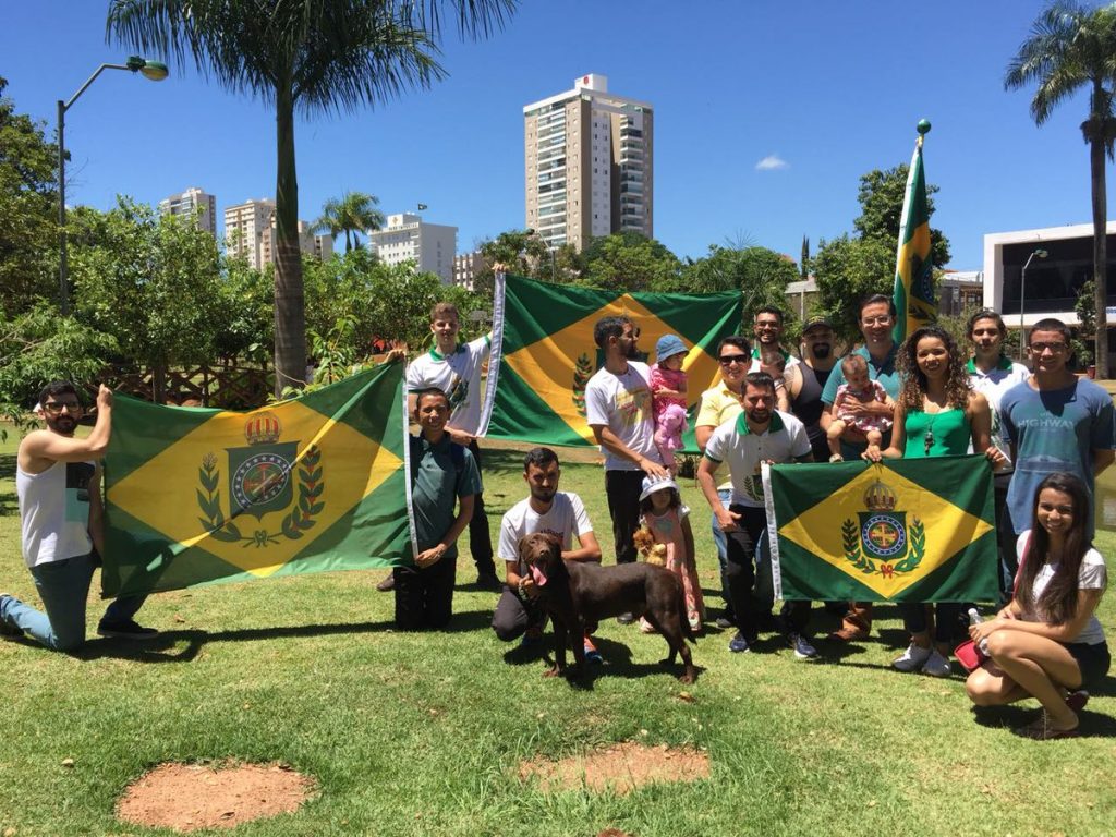 Grupo em Anápolis faz ato contra ‘golpe da República’ e pede volta da Monarquia ao Brasil