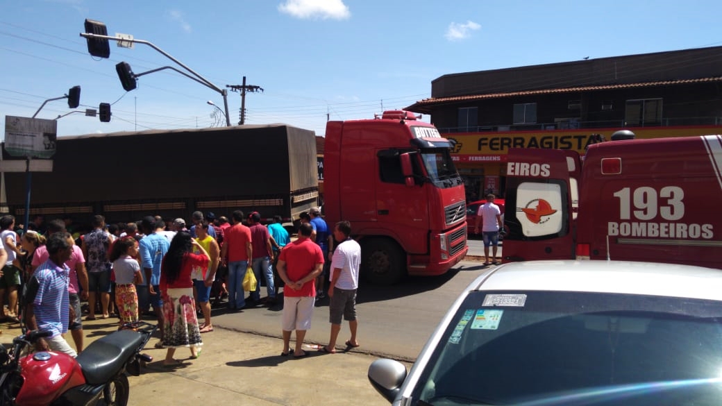 Criança morre e irmã fica gravemente ferida ao serem atropeladas por carreta