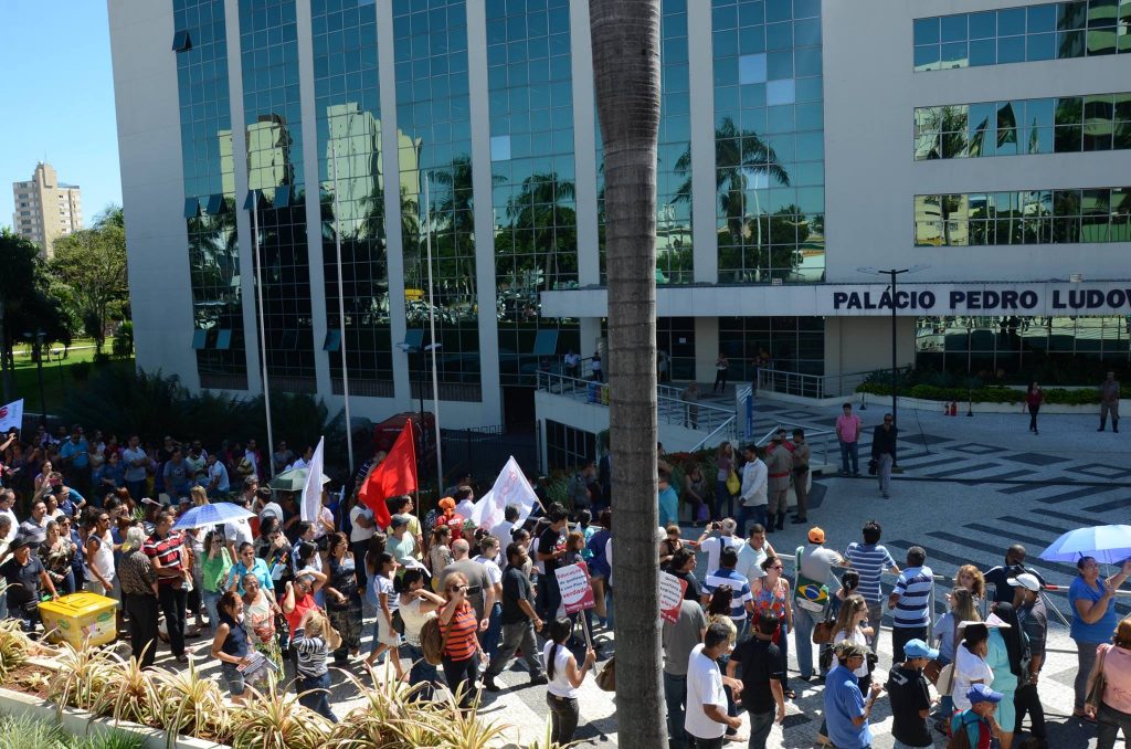 Professores da rede estadual decidem entrar em greve a partir de quarta-feira (13)