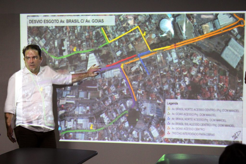 Trecho entre viadutos da Avenida Brasil será interditado para desvio de tubulações de esgoto