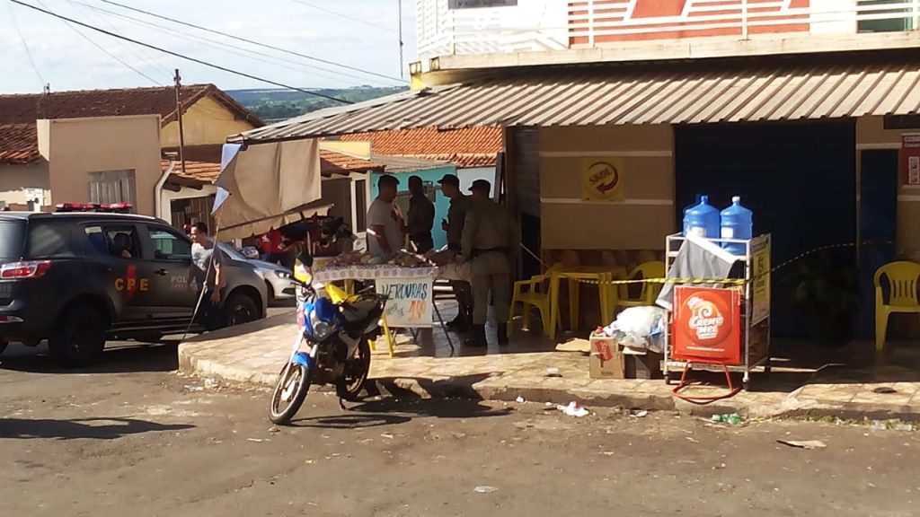 Filho de policial militar é assassinado a tiros em bar do IAPC