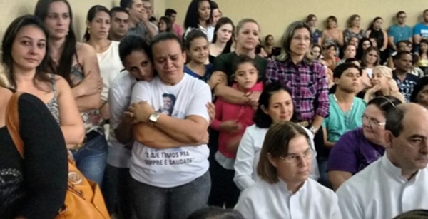Missa em homenagem a Cristiano Araújo reúne fãs em Itumbiara, GO ::  Notícias de MT