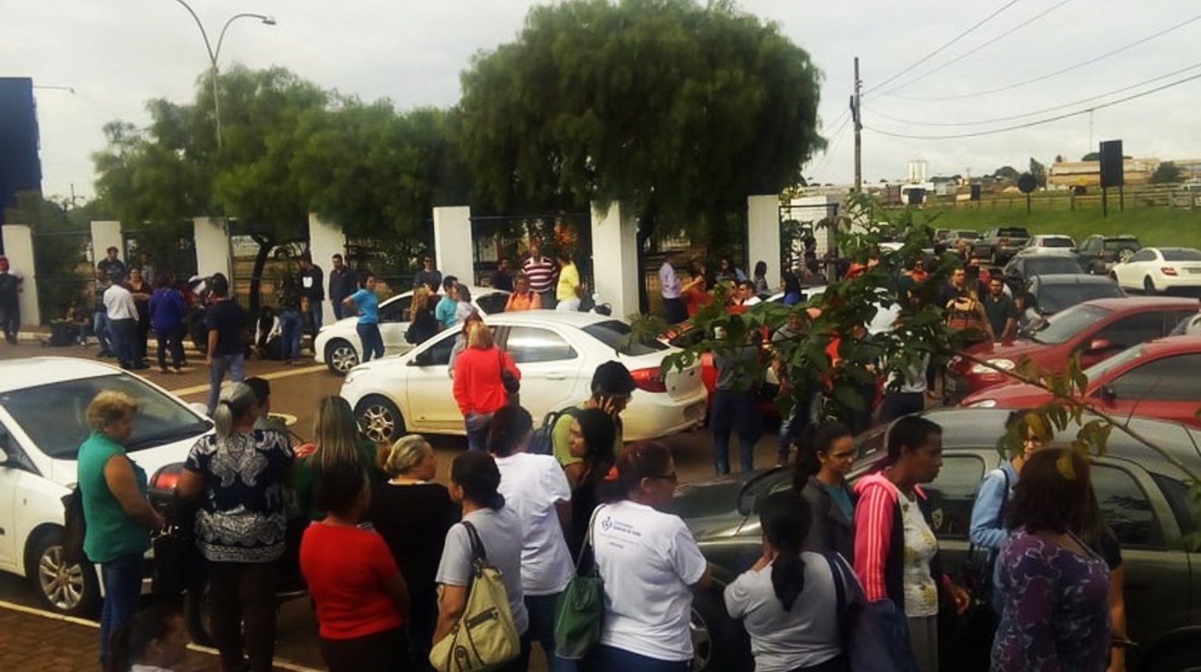 Vigilantes bloqueiam entrada de campus da UEG em Anápolis