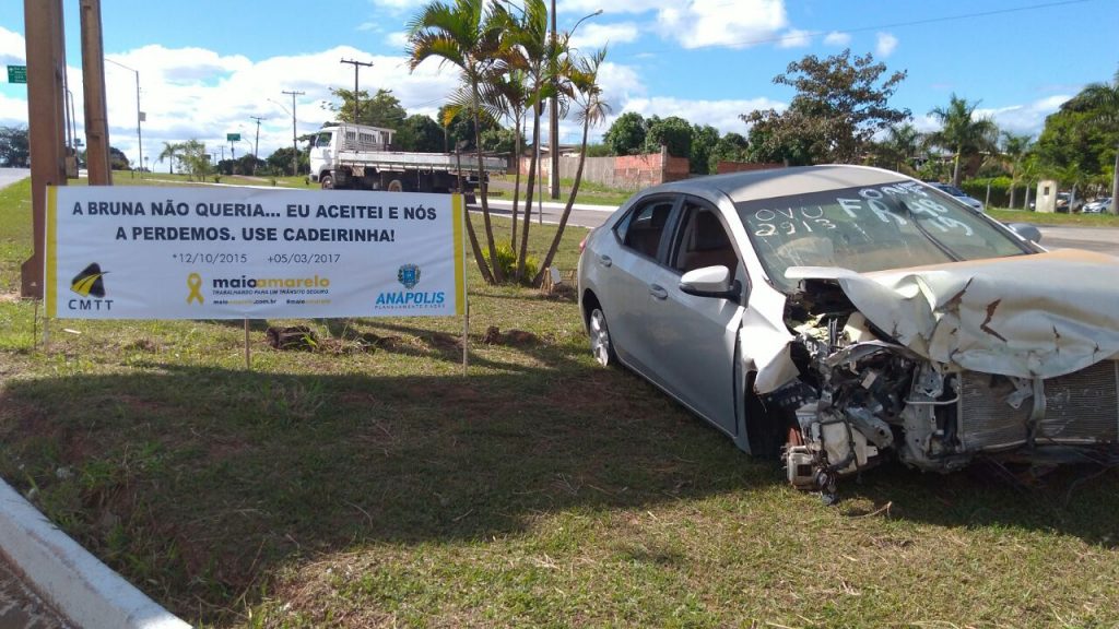 CMTT expõe carros destruídos em acidentes para conscientizar população no trânsito