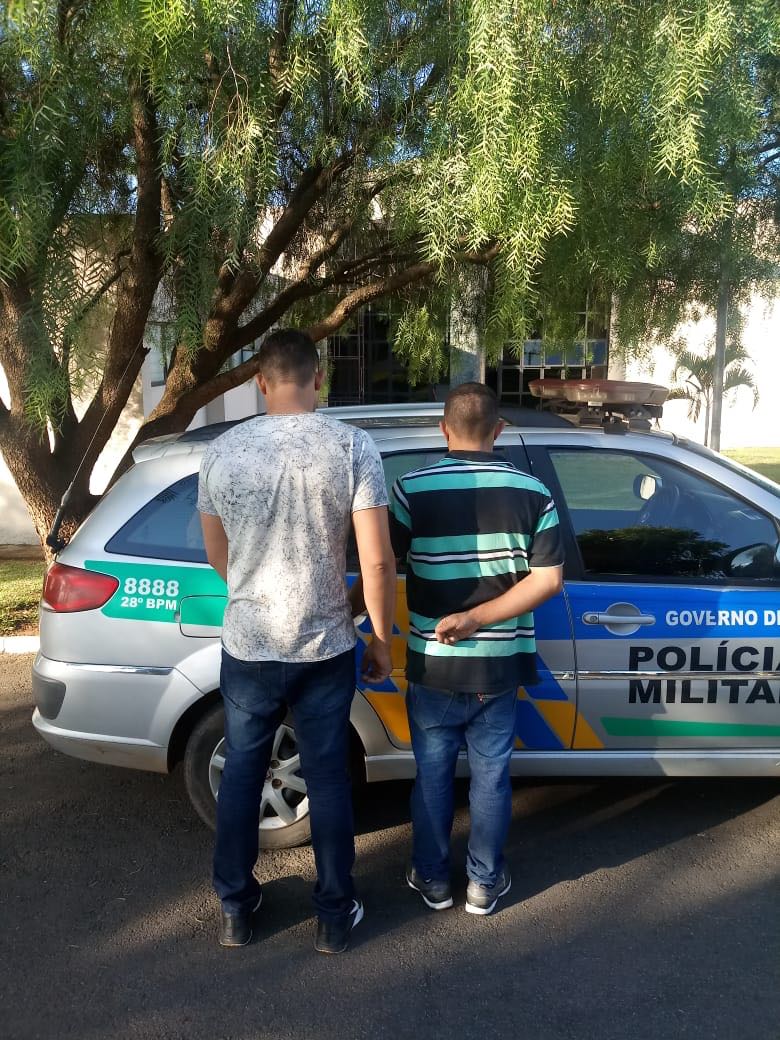 Bandidos da caminhonete tentam jogar droga para dentro da cadeia e se dão mal