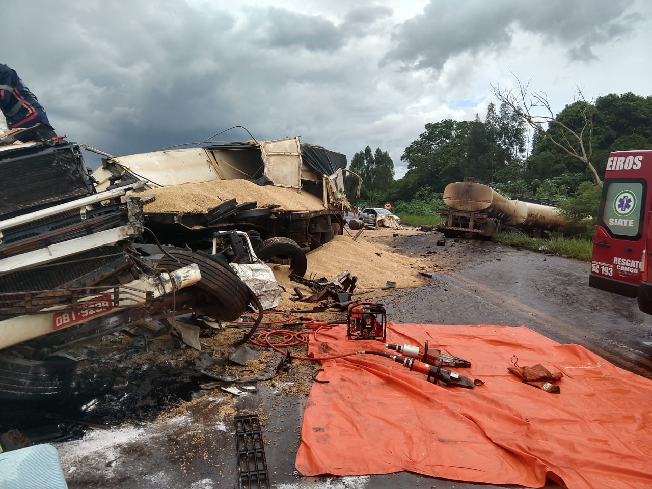 Carretas colidem frontalmente e mata motorista no interior de Goiás