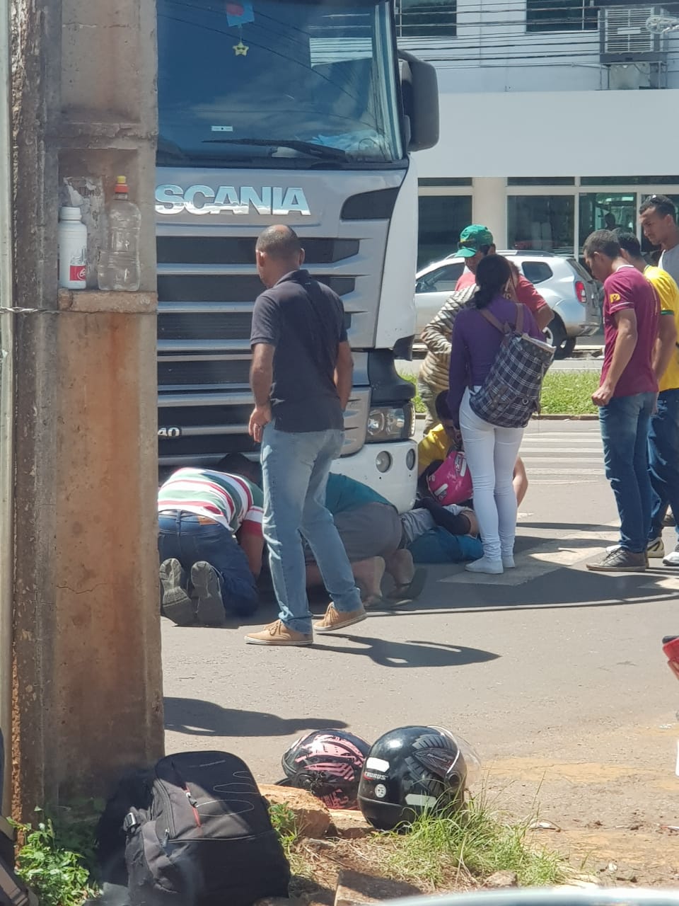 Colombianos colidem em moto com caminhão na Avenida Universitária