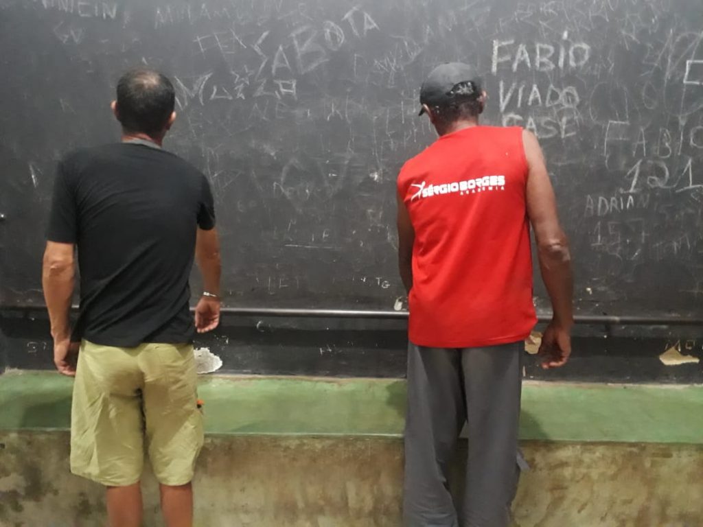 Dupla é liberada, mas cadeiras passam a noite em delegacia de Anápolis