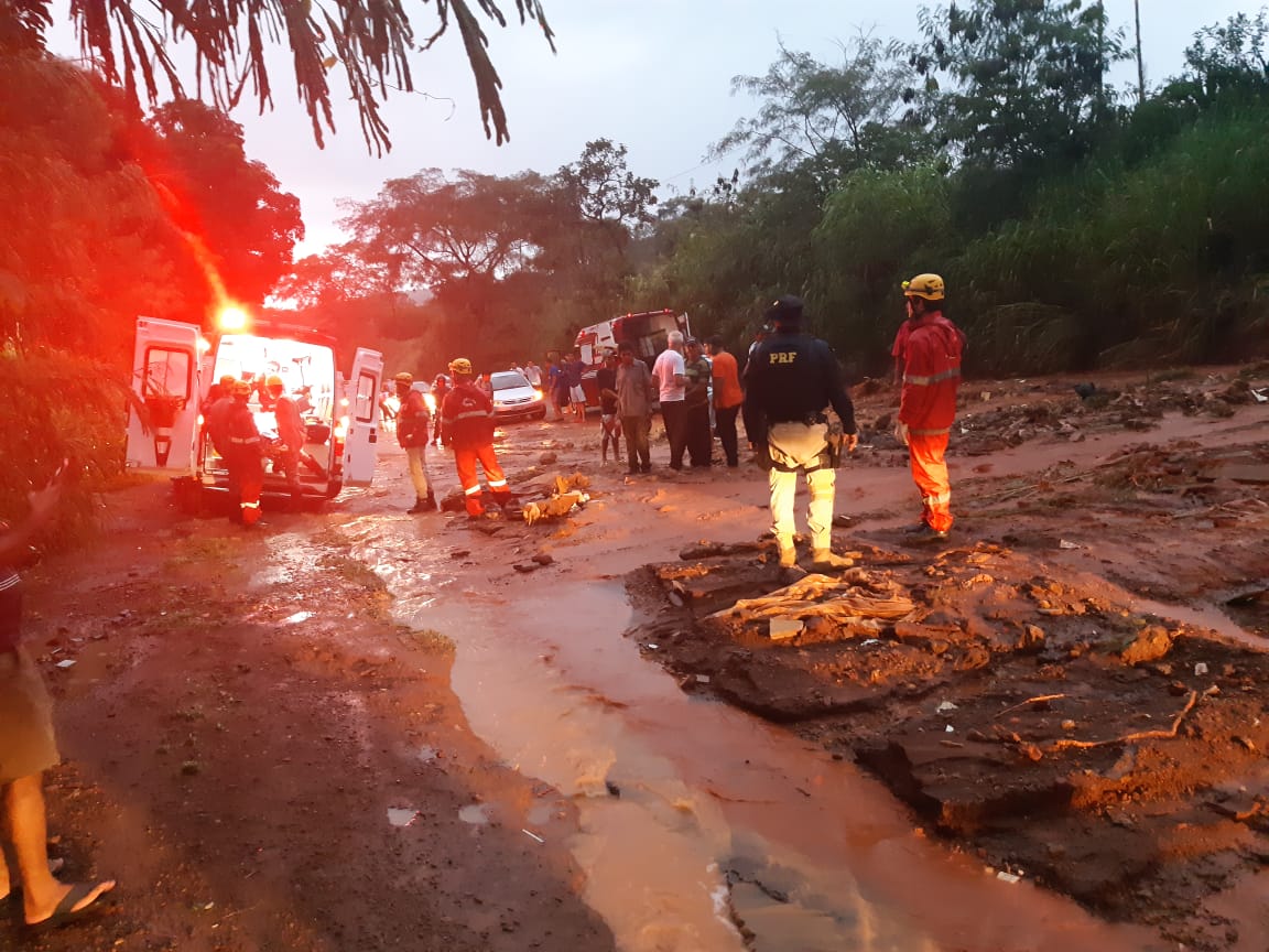 Deslizamento de terra interdita totalmente a BR-414, em Anápolis