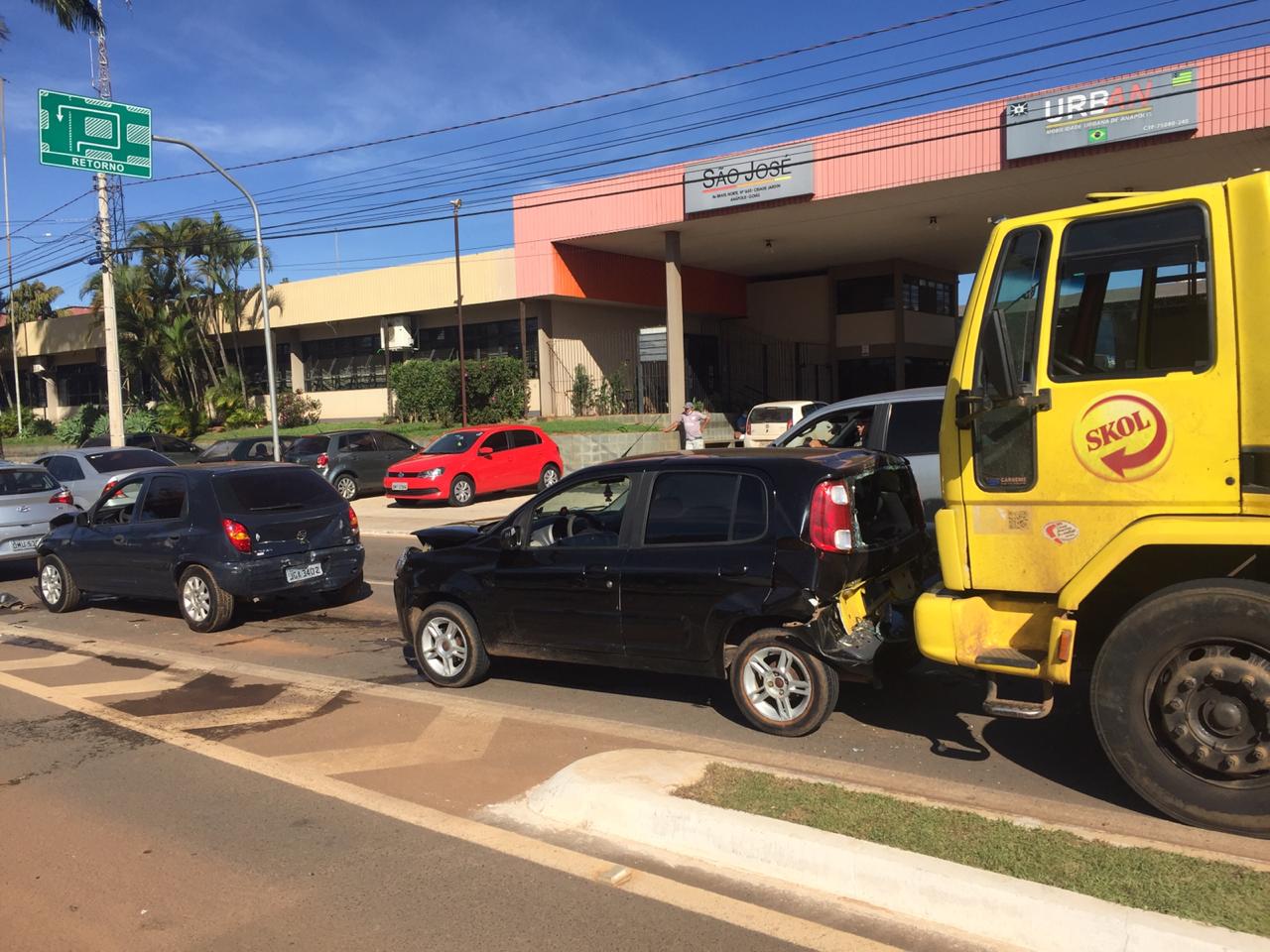 Engavetamento envolvendo cinco veículos para trânsito na Avenida Brasil Norte