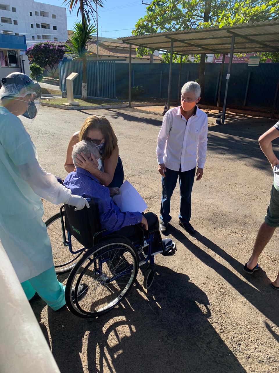 Paciente de 99 anos vence a Covid-19 em Anápolis e emociona equipe médica que cuidou dele