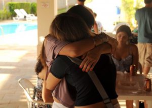 A psicologia afirma que quem costuma cumprimentar os vizinhos fortalece vínculos, melhora o bem-estar e se sente mais conectado com as pessoas ao redor