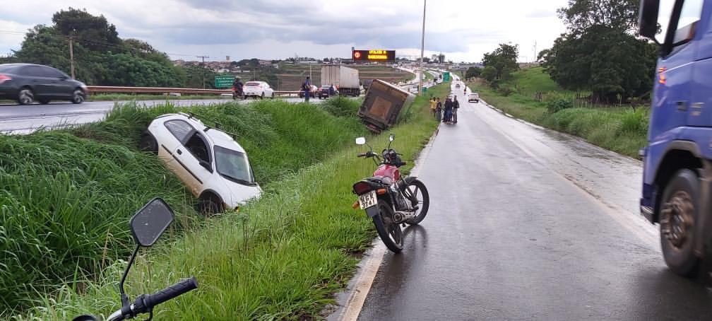 Acidente envolvendo motos, carro e caminhão na BR-060, em Anápolis