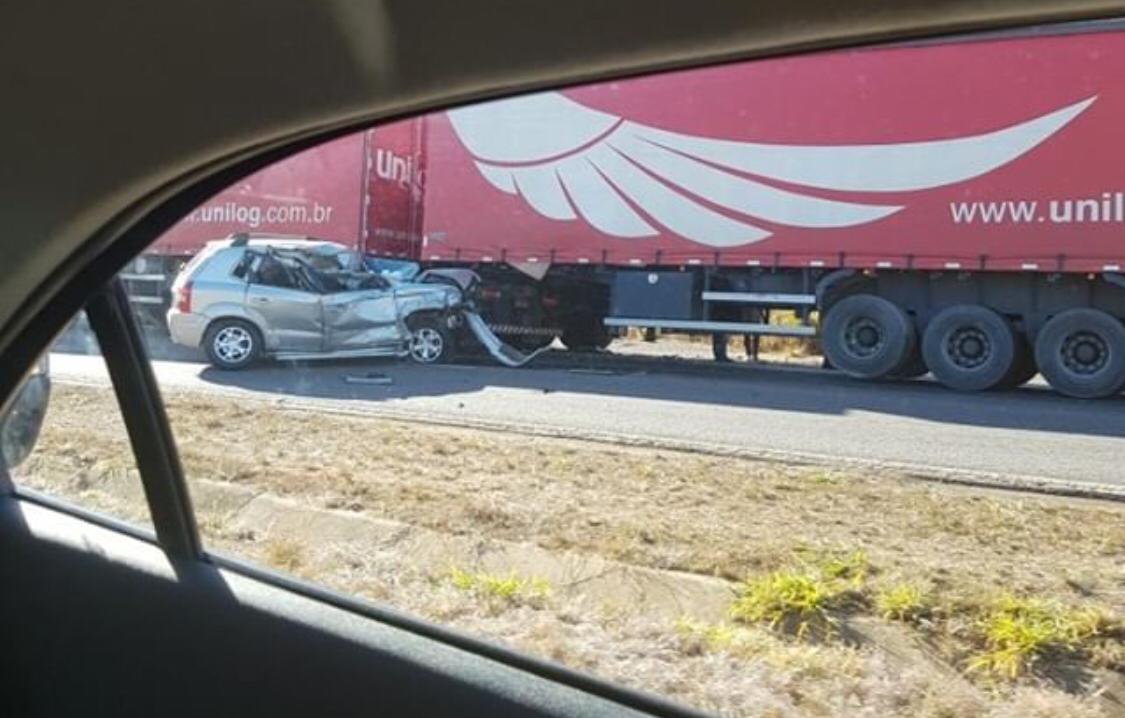 Grave acidente na BR-060 envolvendo carretas, carro e viatura da ROTAM